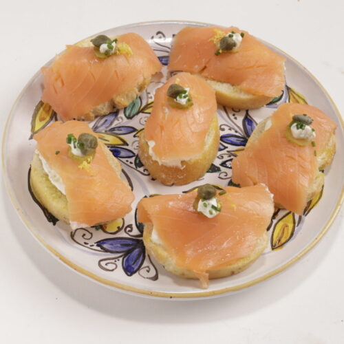 Canape de salmo fumat i encurtits Canapé de salmó fumat i encurtits