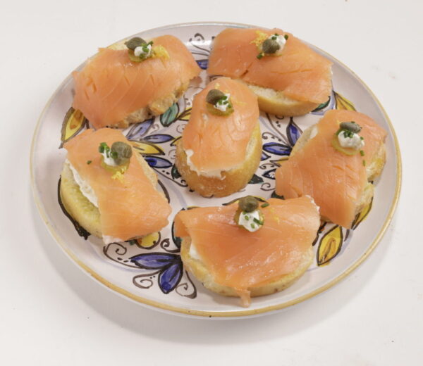 Canapé de salmó fumat i encurtits